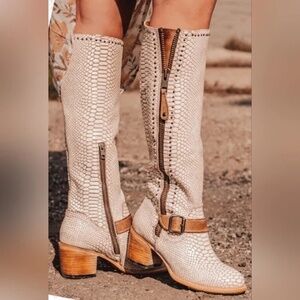 🦅NEW |•FREEBIRD BY STEVEN•| Carson White Snake Knee High Boots Size 8
